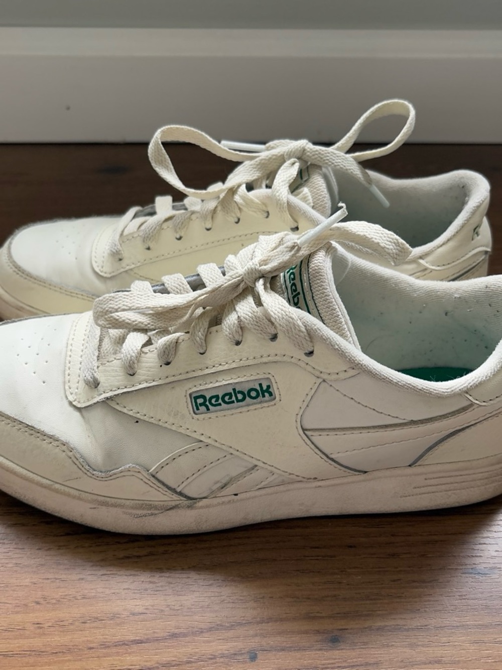 Reebok Women’s White Athletic Sneakers with Green Logo size 7.5